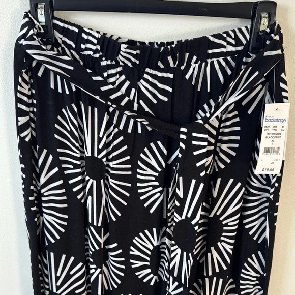 Elegant Black and White Patterned Skirt - Picture 3 of 9